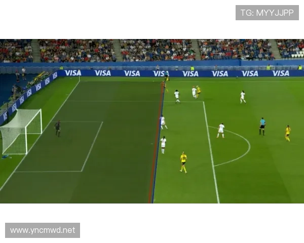 场外人员干扰足球比赛时裁判该如何判罚？规则全解析