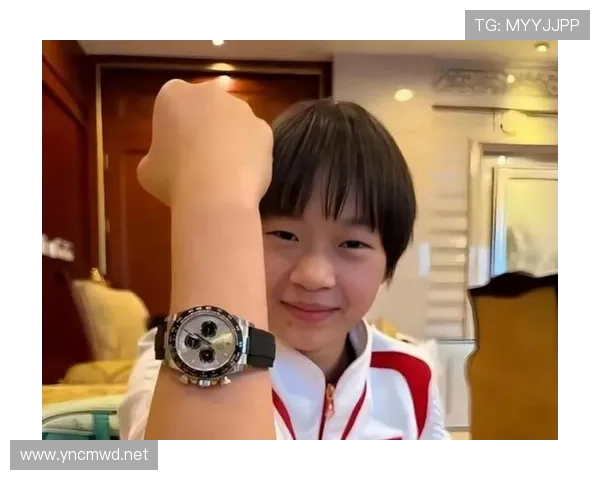 全红婵机场拎着好几个名牌盒子，旁边队友像来凑热闹的普通人